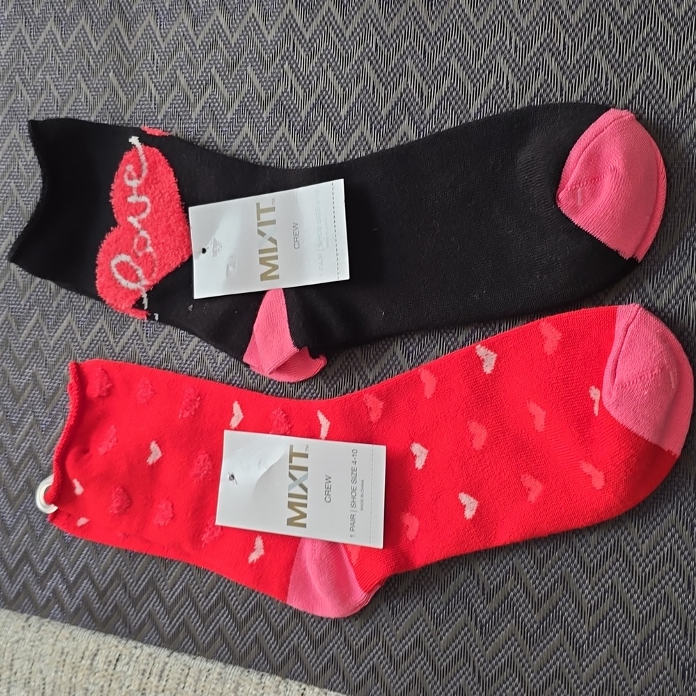 MIXIT BRAND WOMEN'S HEARTS VALENTINES BUNDLE OF 2 CREW SOCKS FITS SHOE SIZE 4-10